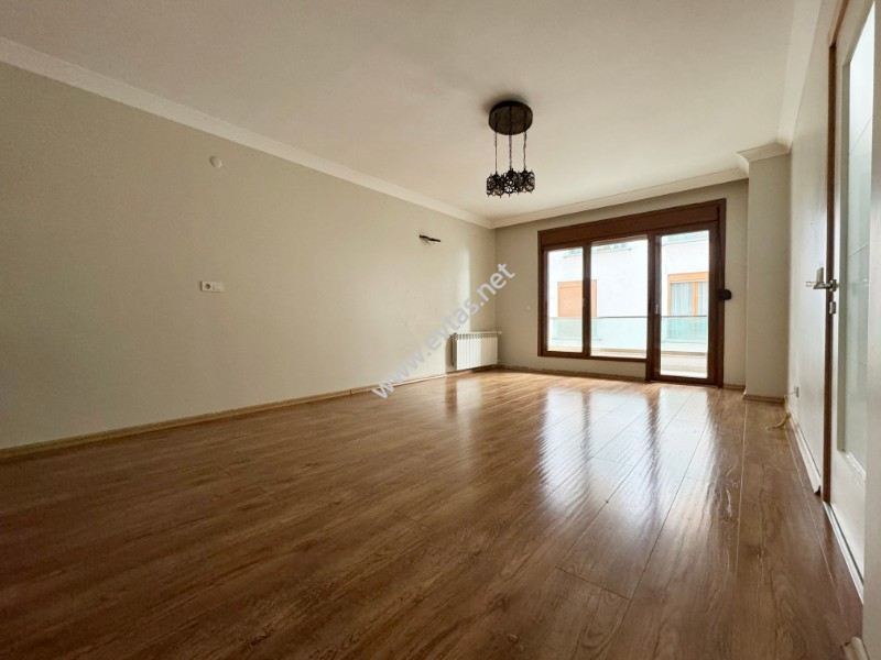 SAHİLE VE MİNİB&Uuml;SE YAKIN G&Uuml;VENLİKLİ SİTEDE BALKONLU 4.KAT